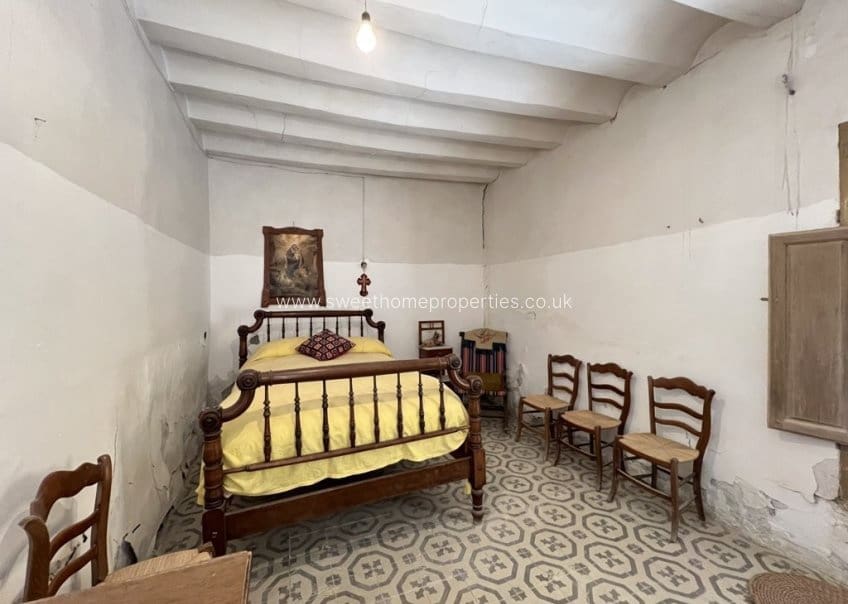 6 bedroom Finca/Country House for sale in Pinoso with garage - € 90,000 (Ref: 9831959)
