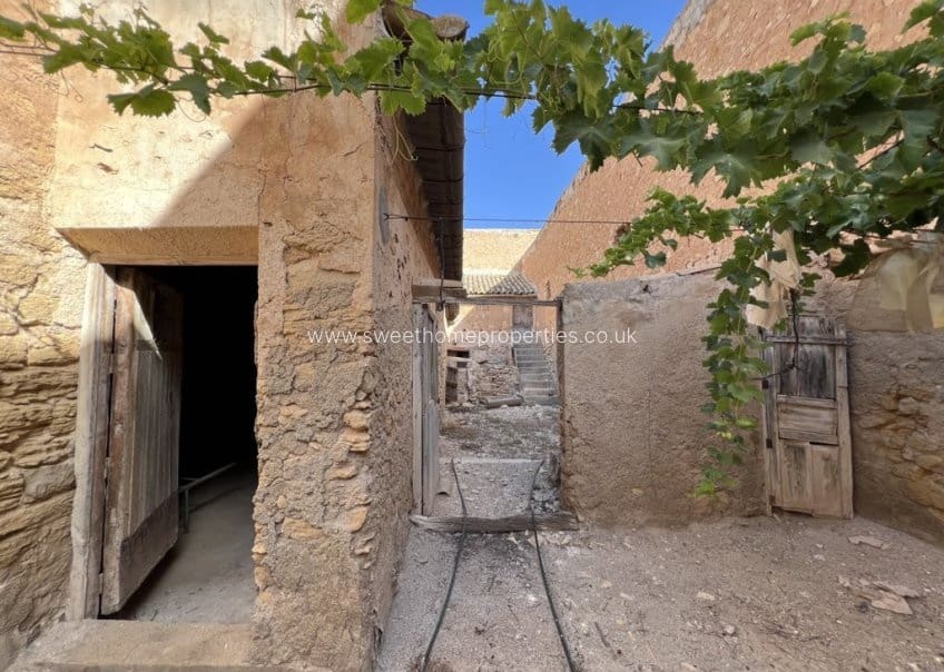 6 bedroom Finca/Country House for sale in Pinoso with garage - € 90,000 (Ref: 9831959)