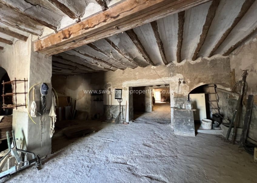 6 bedroom Finca/Country House for sale in Pinoso with garage - € 90,000 (Ref: 9831959)
