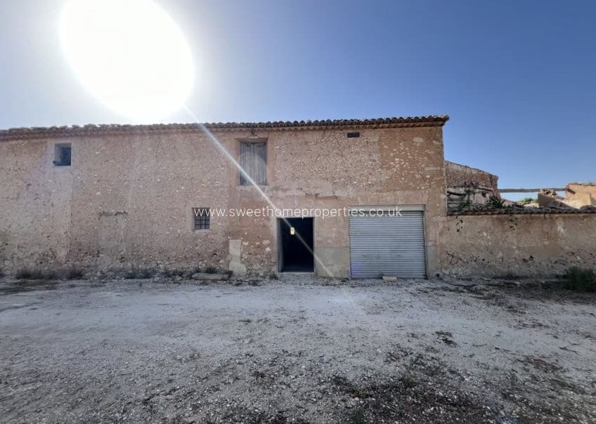 6 bedroom Finca/Country House for sale in Pinoso with garage - € 90,000 (Ref: 9831959)