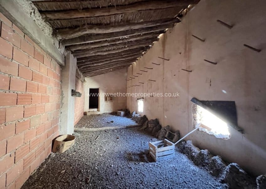 6 bedroom Finca/Country House for sale in Pinoso with garage - € 90,000 (Ref: 9831959)