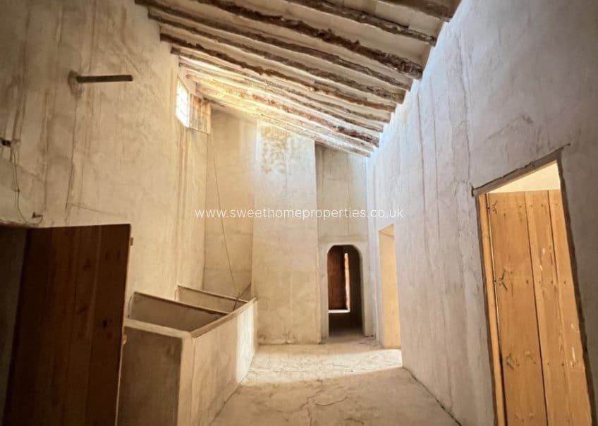 6 bedroom Finca/Country House for sale in Pinoso with garage - € 90,000 (Ref: 9831959)