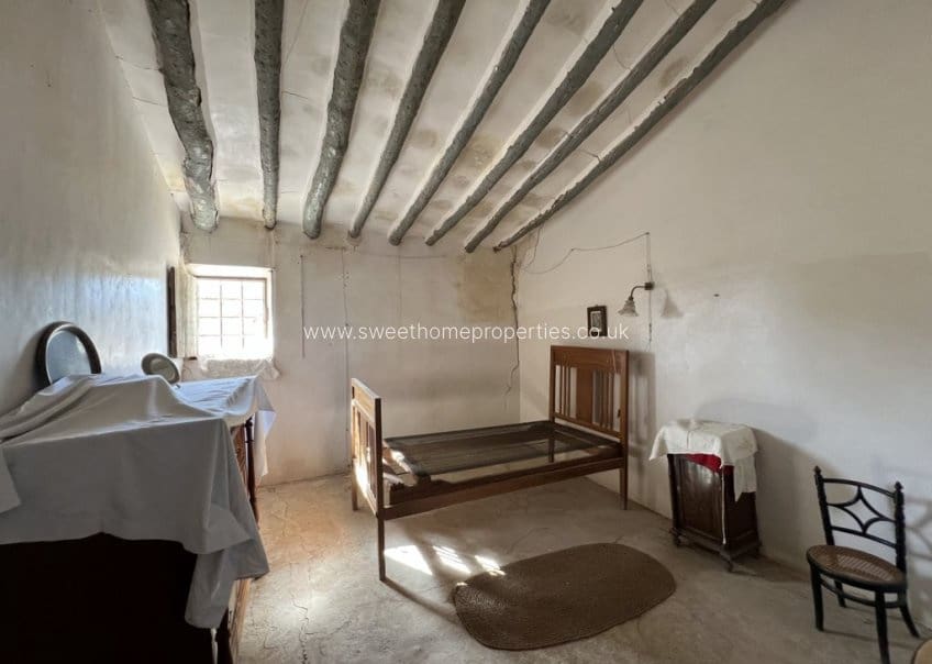 6 bedroom Finca/Country House for sale in Pinoso with garage - € 90,000 (Ref: 9831959)