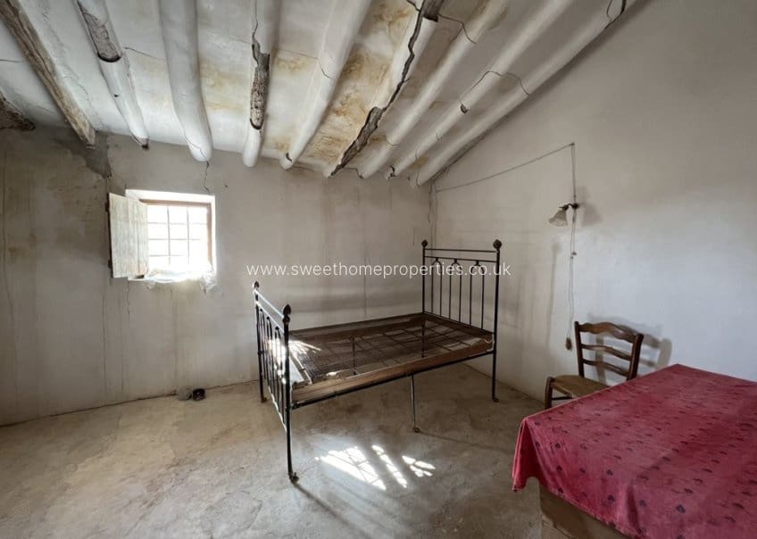6 bedroom Finca/Country House for sale in Pinoso with garage - € 90,000 (Ref: 9831959)