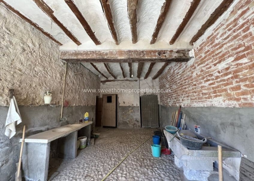 6 bedroom Finca/Country House for sale in Pinoso with garage - € 90,000 (Ref: 9831959)