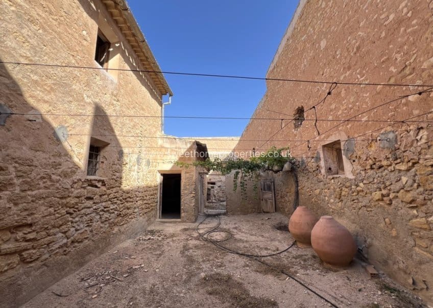 6 bedroom Finca/Country House for sale in Pinoso with garage - € 90,000 (Ref: 9831959)