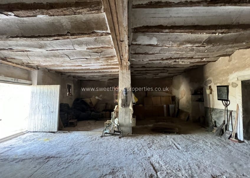 6 bedroom Finca/Country House for sale in Pinoso with garage - € 90,000 (Ref: 9831959)