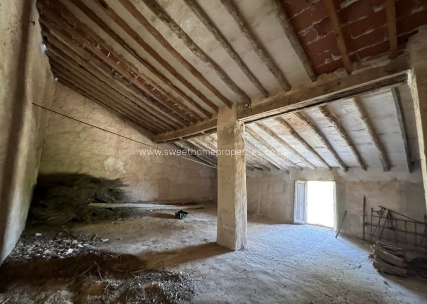 6 bedroom Finca/Country House for sale in Pinoso with garage - € 90,000 (Ref: 9831959)