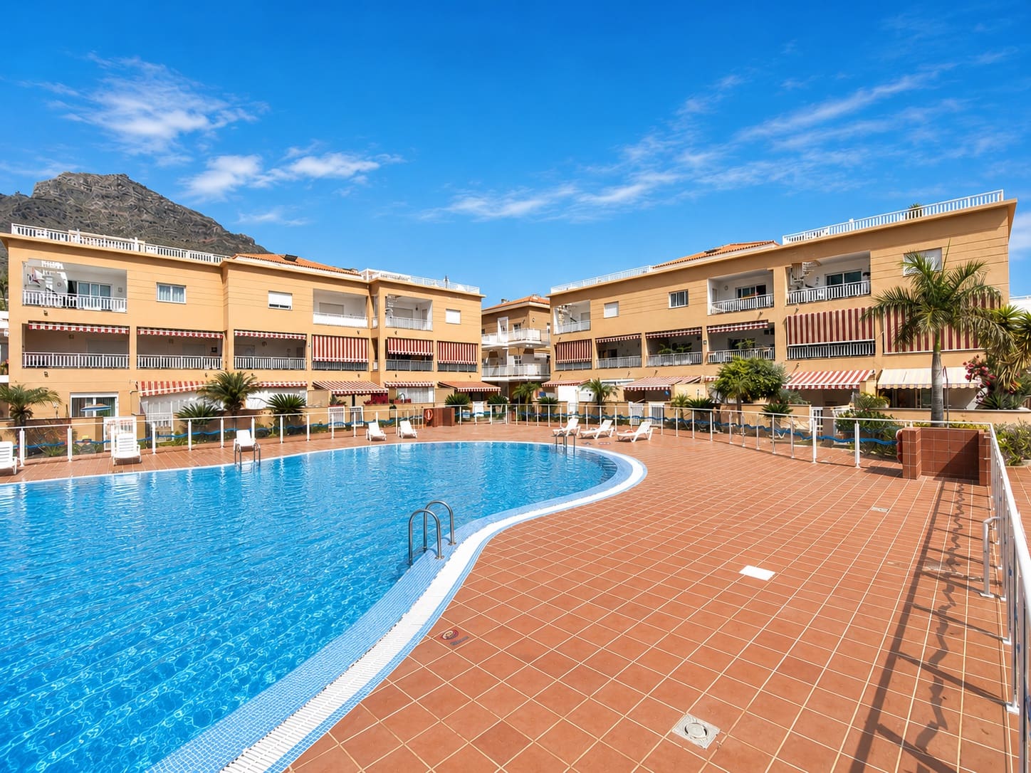 1 soverom Leilighet til salgs i Costa Adeje med svømmebasseng garasje - € 270 000 (Ref: 10001185)
