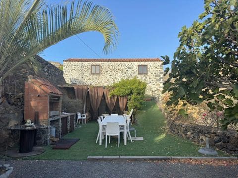 4 bedroom Finca/Country House for sale in Guia de Isora with garage - € 546,000 (Ref: 9314591)