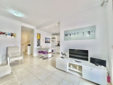 3 sypialnia Dom na sprzedaż w Santiago del Teide z basenem garażem - 595 000 € (Ref: 9460675)