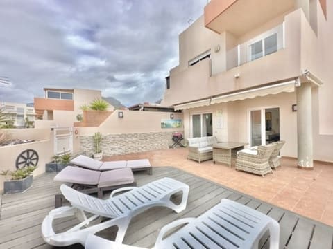 3 sypialnia Dom na sprzedaż w Santiago del Teide z basenem garażem - 595 000 € (Ref: 9460675)