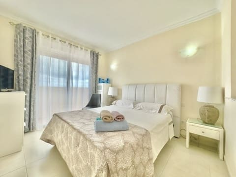 3 sypialnia Dom na sprzedaż w Santiago del Teide z basenem garażem - 595 000 € (Ref: 9460675)