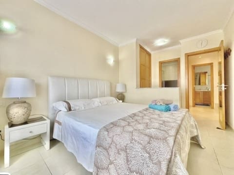 3 sypialnia Dom na sprzedaż w Santiago del Teide z basenem garażem - 595 000 € (Ref: 9460675)