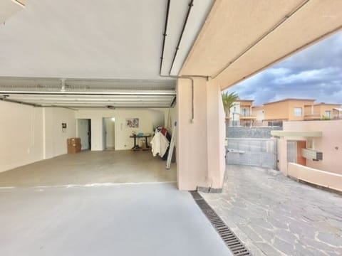 3 sypialnia Dom na sprzedaż w Santiago del Teide z basenem garażem - 595 000 € (Ref: 9460675)