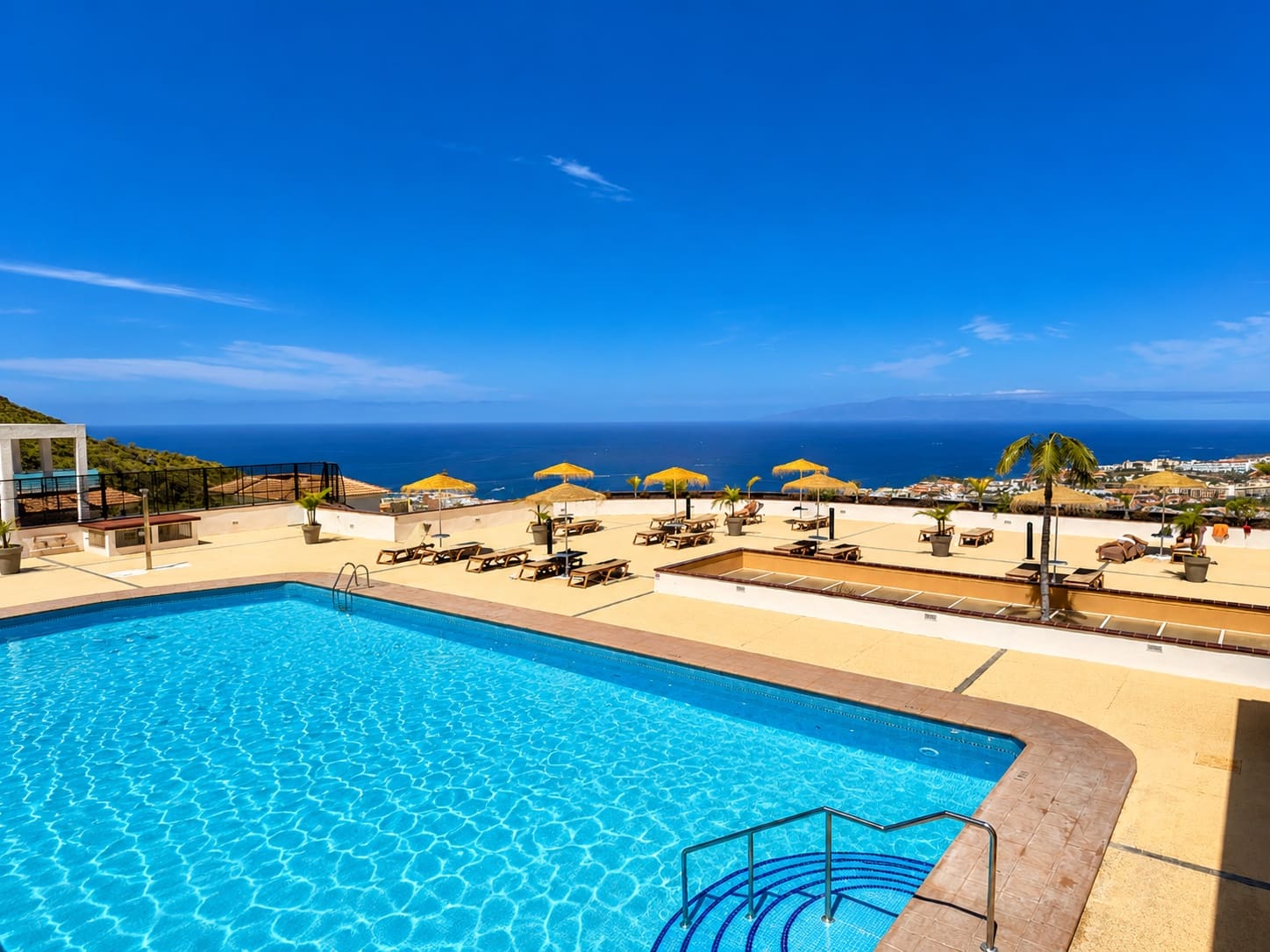 Apartamento de 2 habitaciones en Costa Adeje en venta con piscina garaje - 395.000 € (Ref: 9889245)