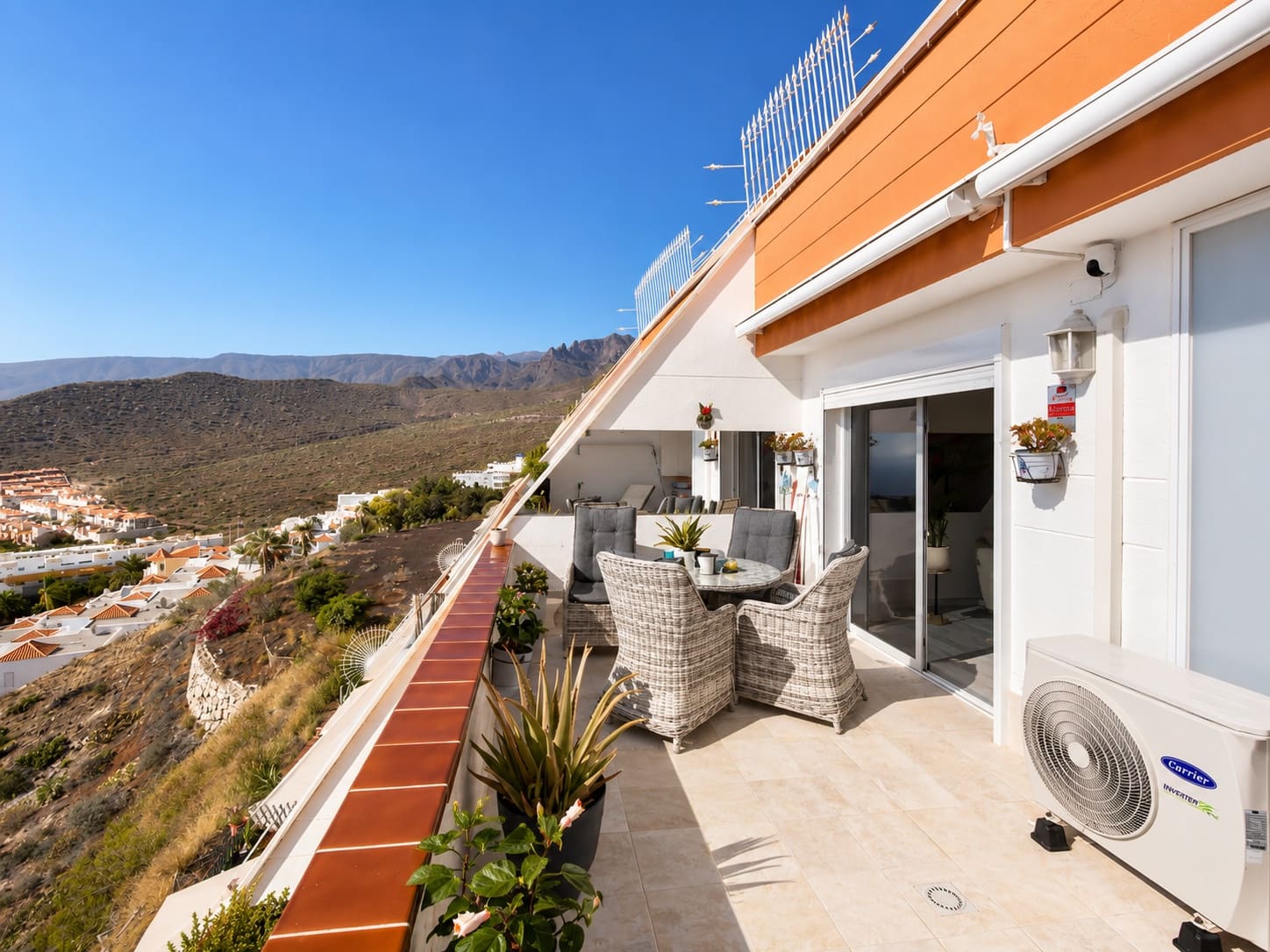 Apartamento de 2 habitaciones en Costa Adeje en venta con piscina garaje - 395.000 € (Ref: 9889245)