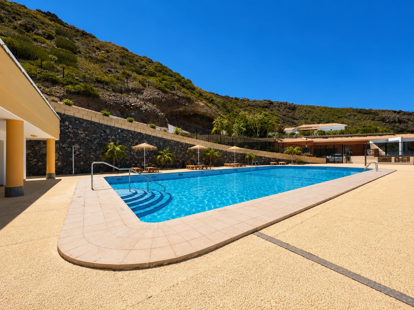 Apartamento de 2 habitaciones en Costa Adeje en venta con piscina garaje - 395.000 € (Ref: 9889245)