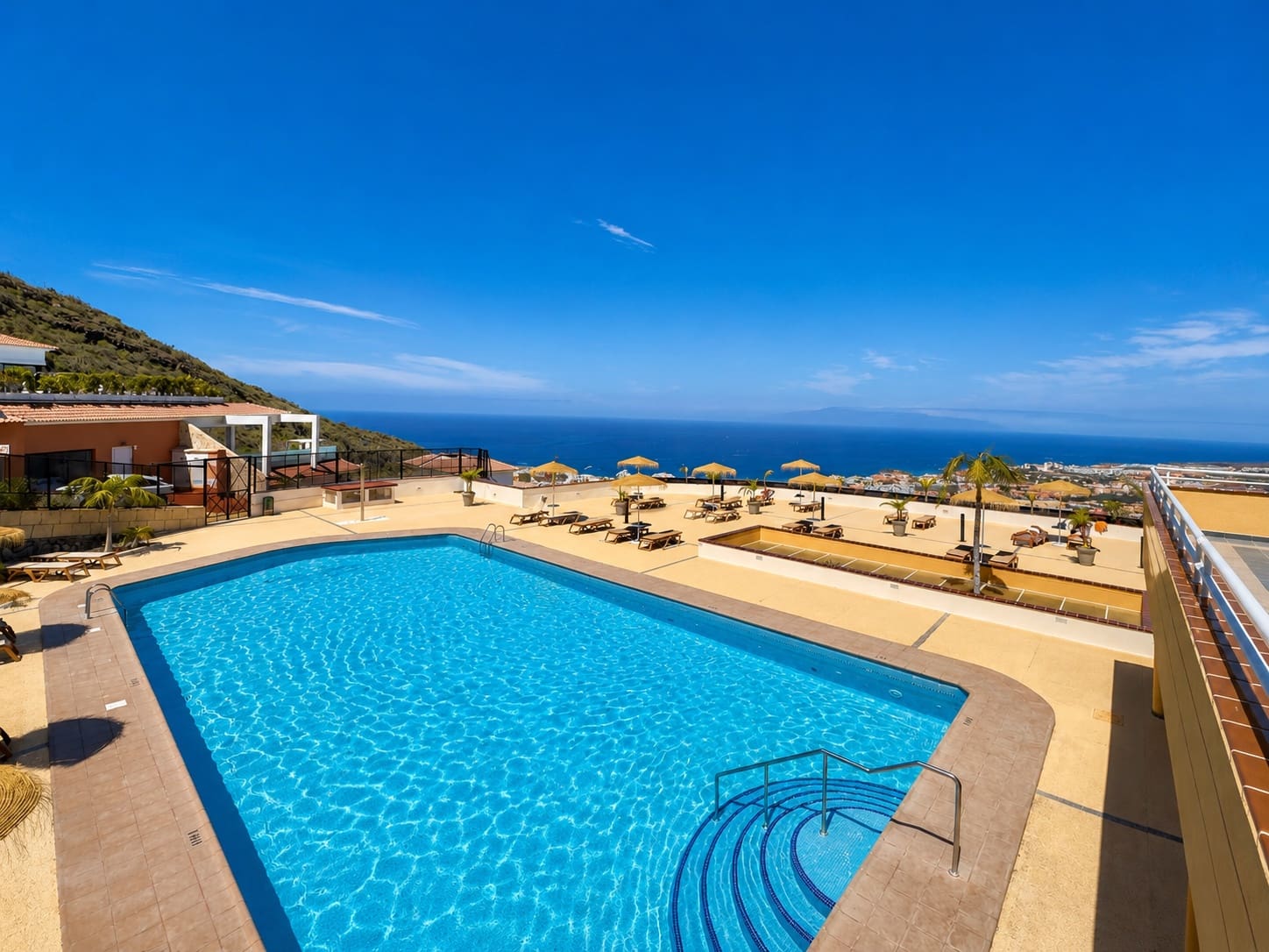 Apartamento de 2 habitaciones en Costa Adeje en venta con piscina garaje - 395.000 € (Ref: 9889245)