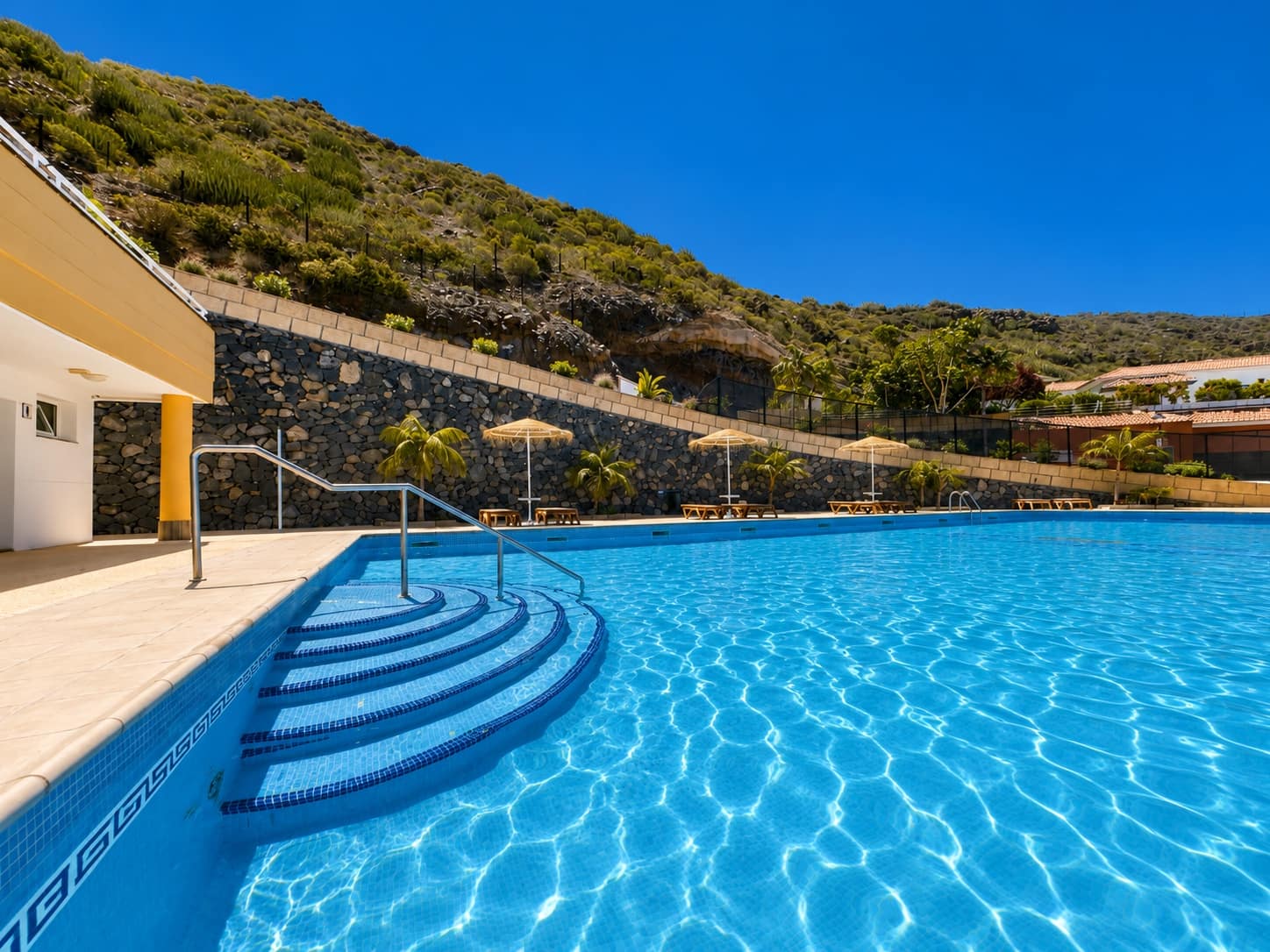 Apartamento de 2 habitaciones en Costa Adeje en venta con piscina garaje - 395.000 € (Ref: 9889245)