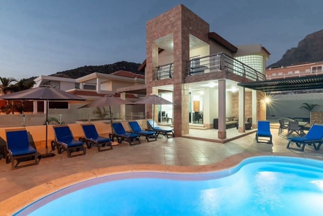 4 soveværelse Villa til salg i Adeje med swimmingpool - € 1.680.000 (Ref: 9353850)