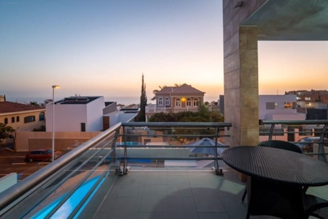 4 soveværelse Villa til salg i Adeje med swimmingpool - € 1.680.000 (Ref: 9353850)