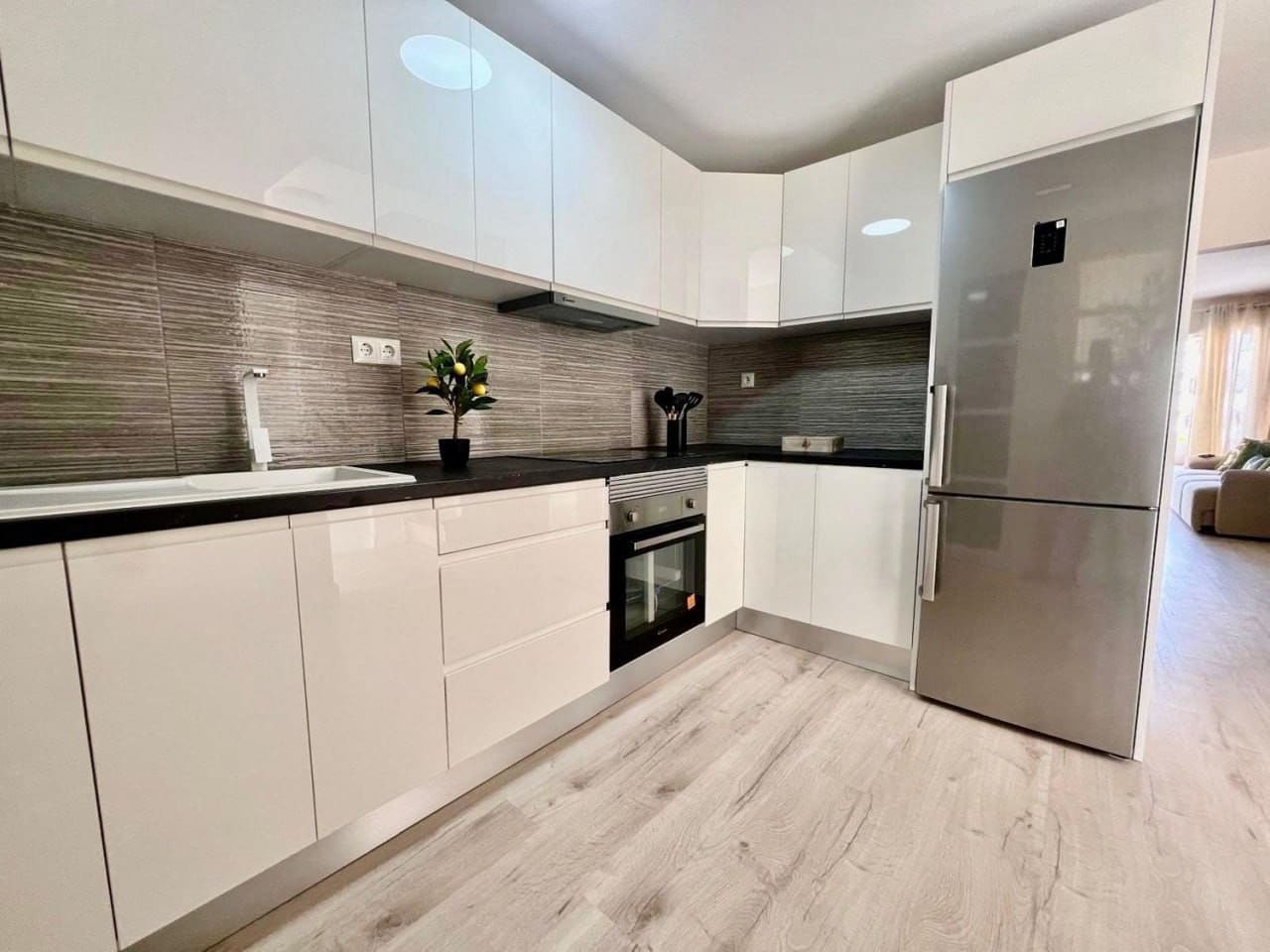 3 slaapkamer Penthouse te koop in Playa de las Americas met zwembad - € 590.000 (Ref: 9353860)