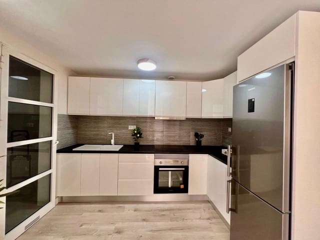 3 slaapkamer Penthouse te koop in Playa de las Americas, Arona met zwembad - € 590.000 (Ref: 9353860)