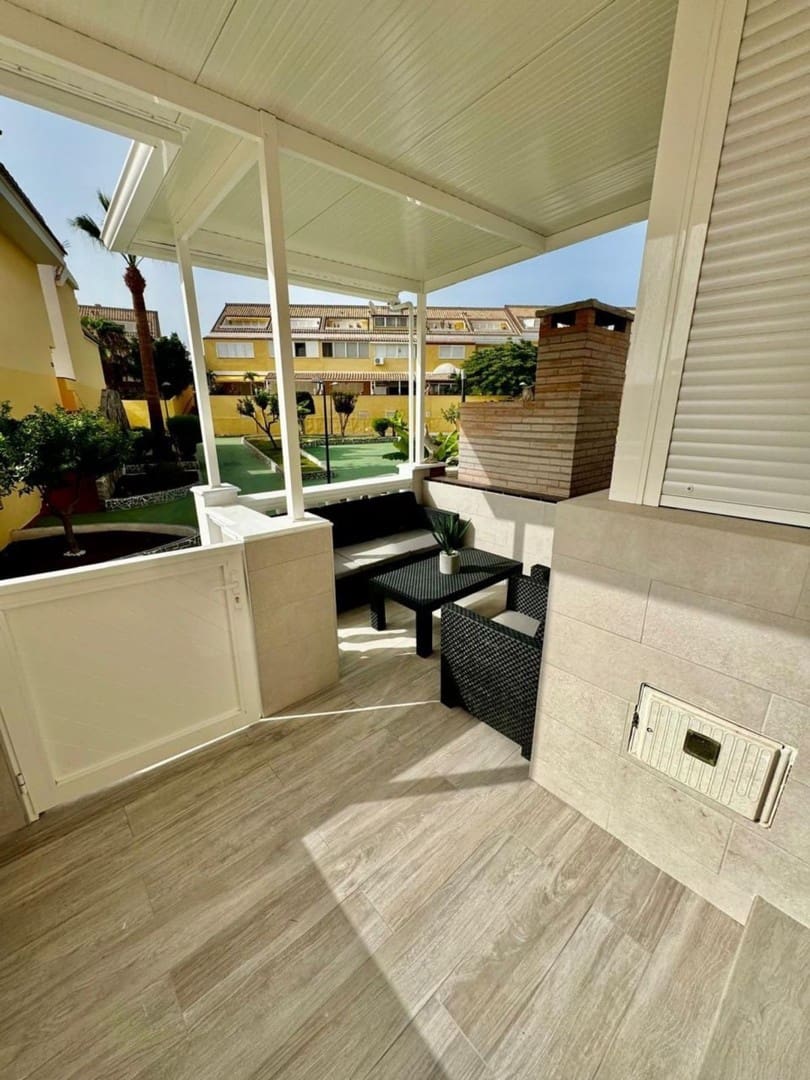 3 slaapkamer Penthouse te koop in Playa de las Americas met zwembad - € 590.000 (Ref: 9353860)