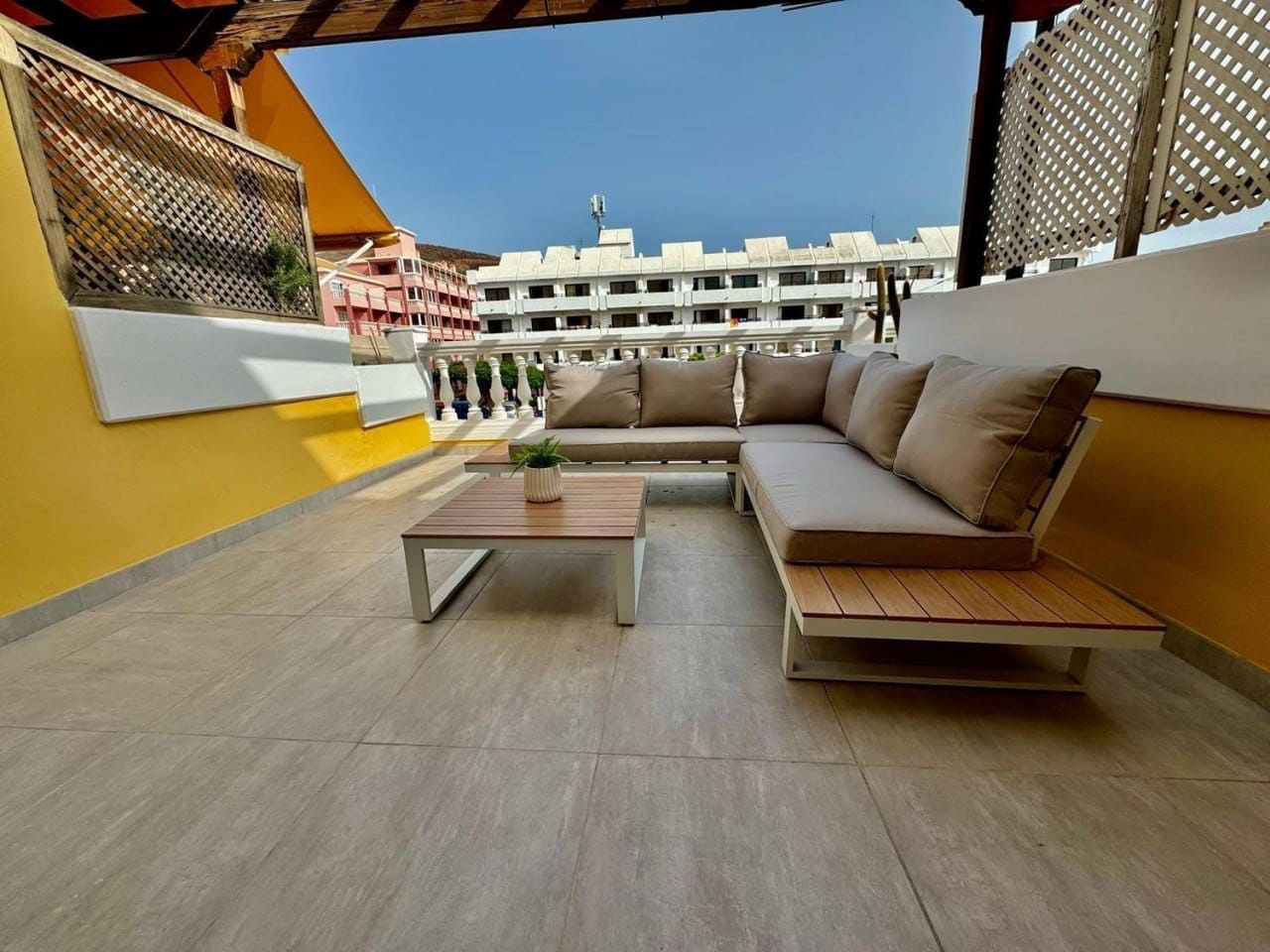 3 slaapkamer Penthouse te koop in Playa de las Americas met zwembad - € 590.000 (Ref: 9353860)