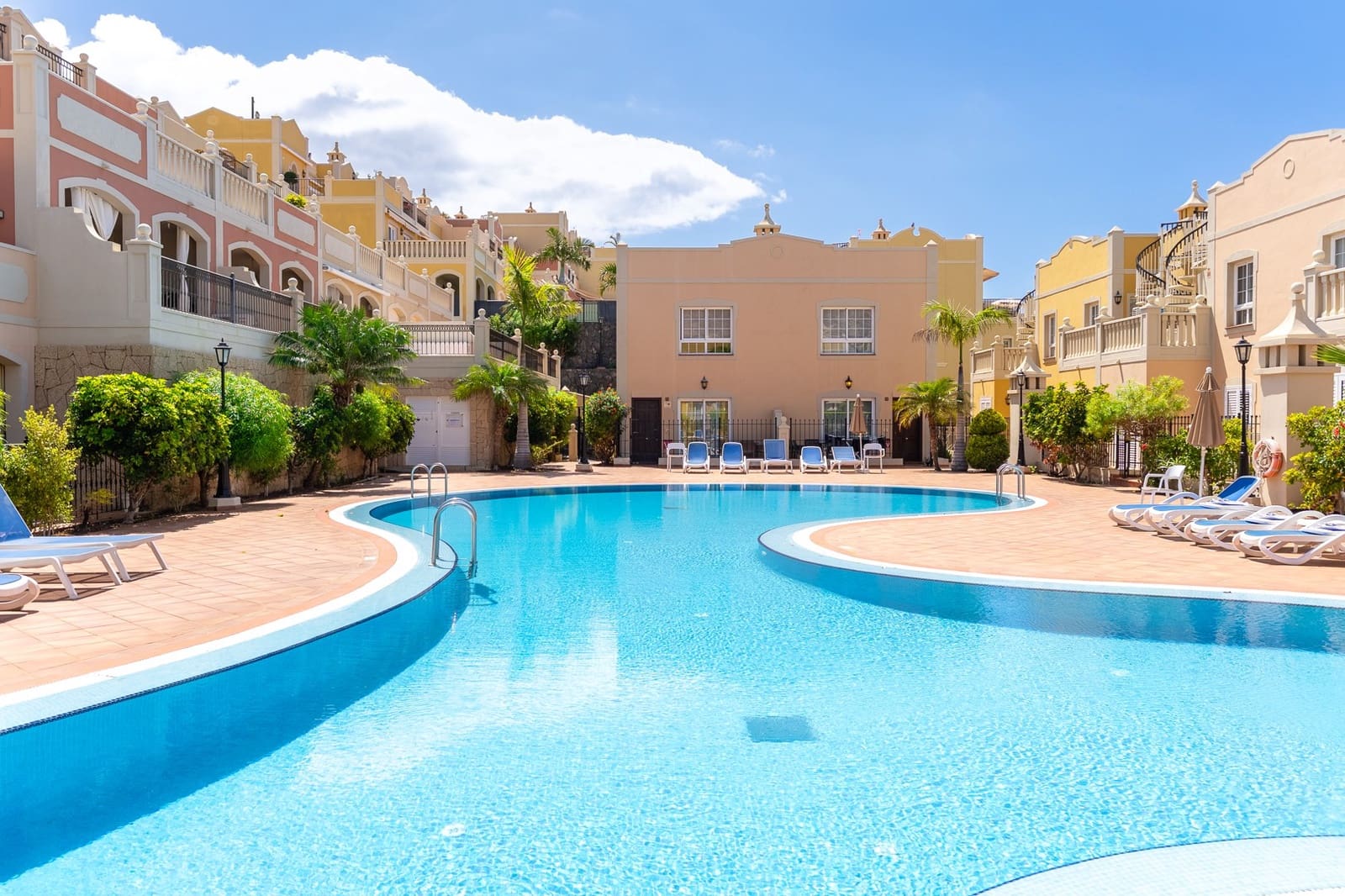 2 slaapkamer Appartement te koop in Palm-Mar met zwembad - € 476.000 (Ref: 9353870)