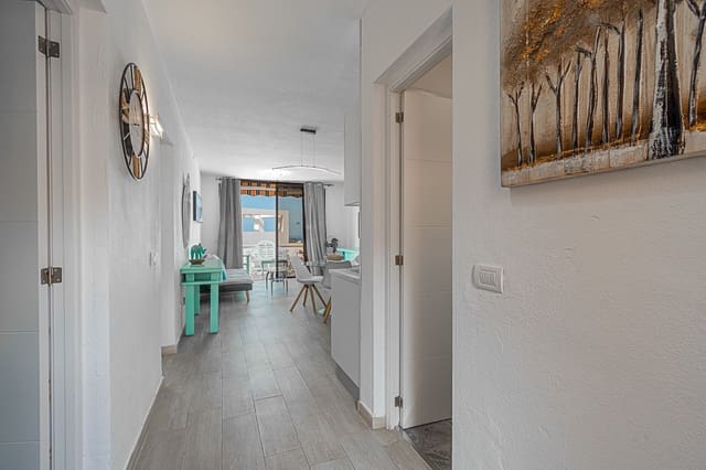 Ático de 2 habitaciones en Playa del Duque, Adeje en venta con piscina - 375.000 € (Ref: 9353889)