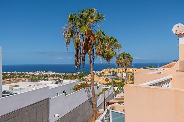 Ático de 2 habitaciones en Playa del Duque, Adeje en venta con piscina - 375.000 € (Ref: 9353889)