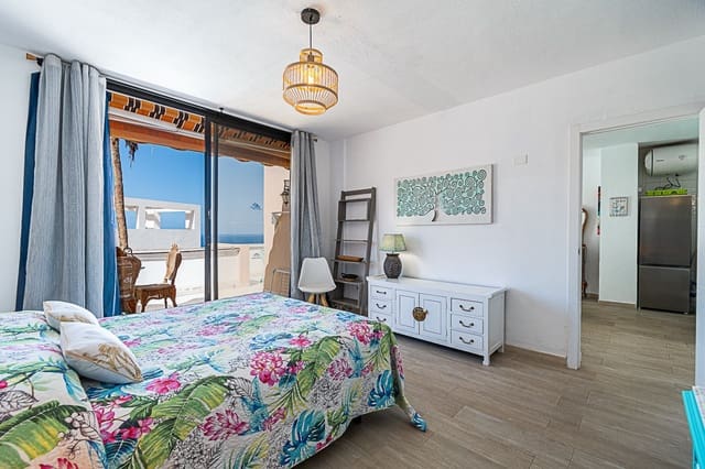 Ático de 2 habitaciones en Playa del Duque, Adeje en venta con piscina - 375.000 € (Ref: 9353889)