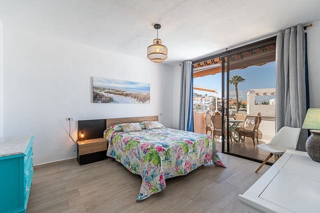 Ático de 2 habitaciones en Playa del Duque, Adeje en venta con piscina - 375.000 € (Ref: 9353889)