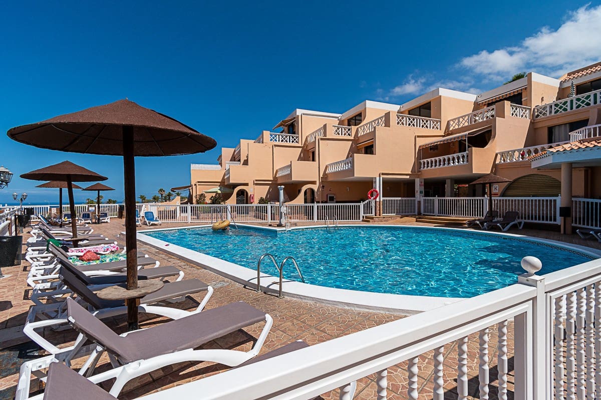 Ático de 2 habitaciones en Adeje en venta con piscina - 375.000 € (Ref: 9353889)