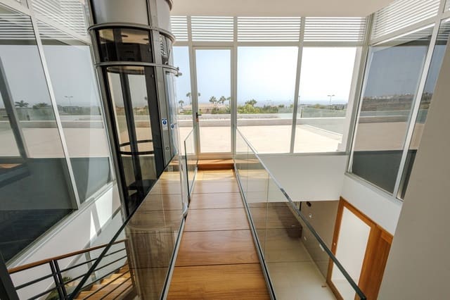 5 slaapkamer Villa te koop in La Caleta Adeje, Adeje met zwembad - € 6.150.000 (Ref: 9353895)