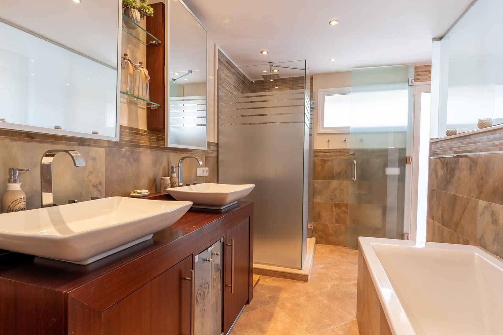 3 slaapkamer Villa te koop in Adeje met zwembad - € 1.100.000 (Ref: 9378031)