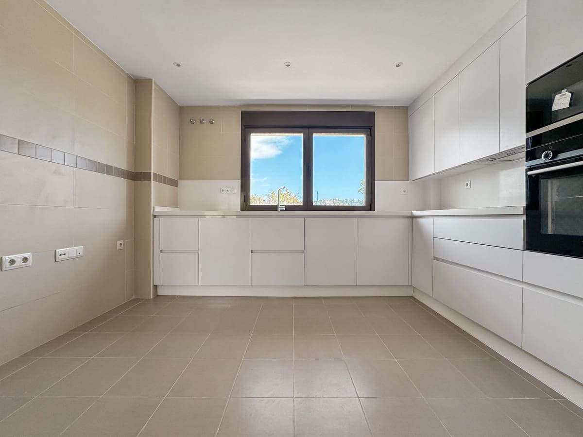 3 soverom Villa til salgs i Estepona med svømmebasseng garasje - € 850 000 (Ref: 9339091)