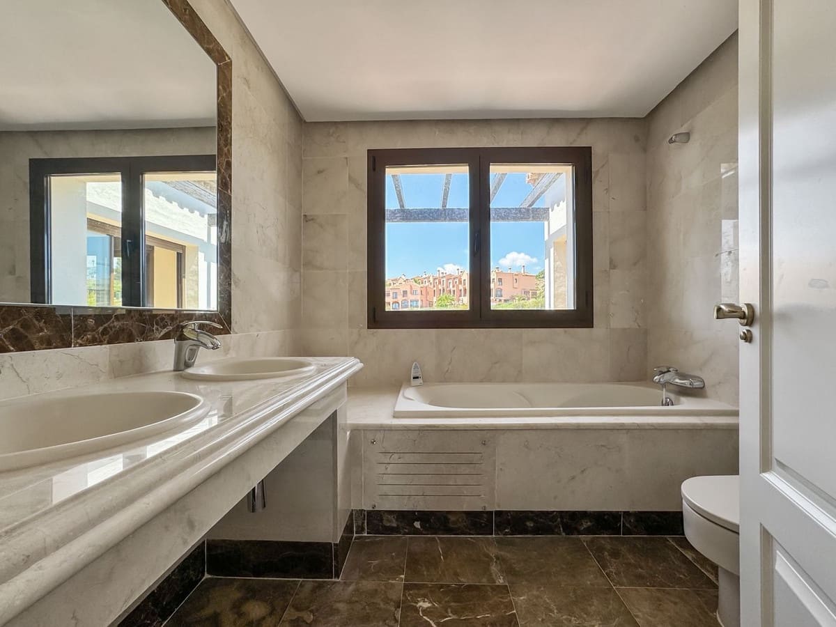 3 soverom Villa til salgs i Estepona med svømmebasseng garasje - € 850 000 (Ref: 9339091)