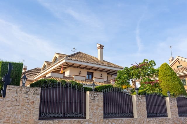 Chalet de 7 habitaciones en Torrevieja en venta con piscina garaje - 2.490.000 € (Ref: 9343317)