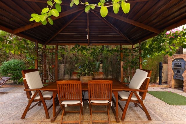 Chalet de 7 habitaciones en Torrevieja en venta con piscina garaje - 2.490.000 € (Ref: 9343317)