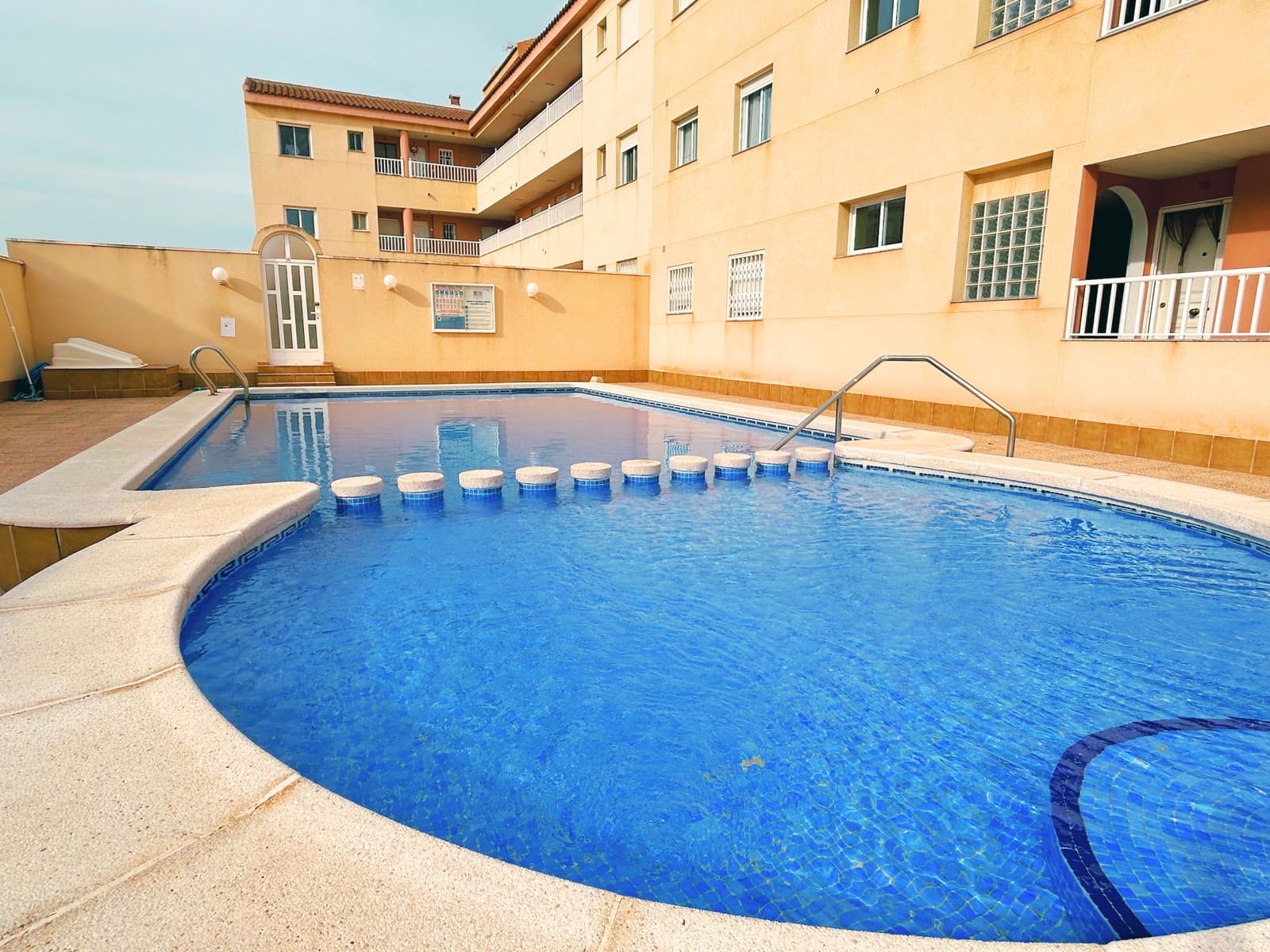 2 sypialnia Apartament przy plaży na sprzedaż w Los Alcazares z basenem garażem - 145 000 € (Ref: 9523697)