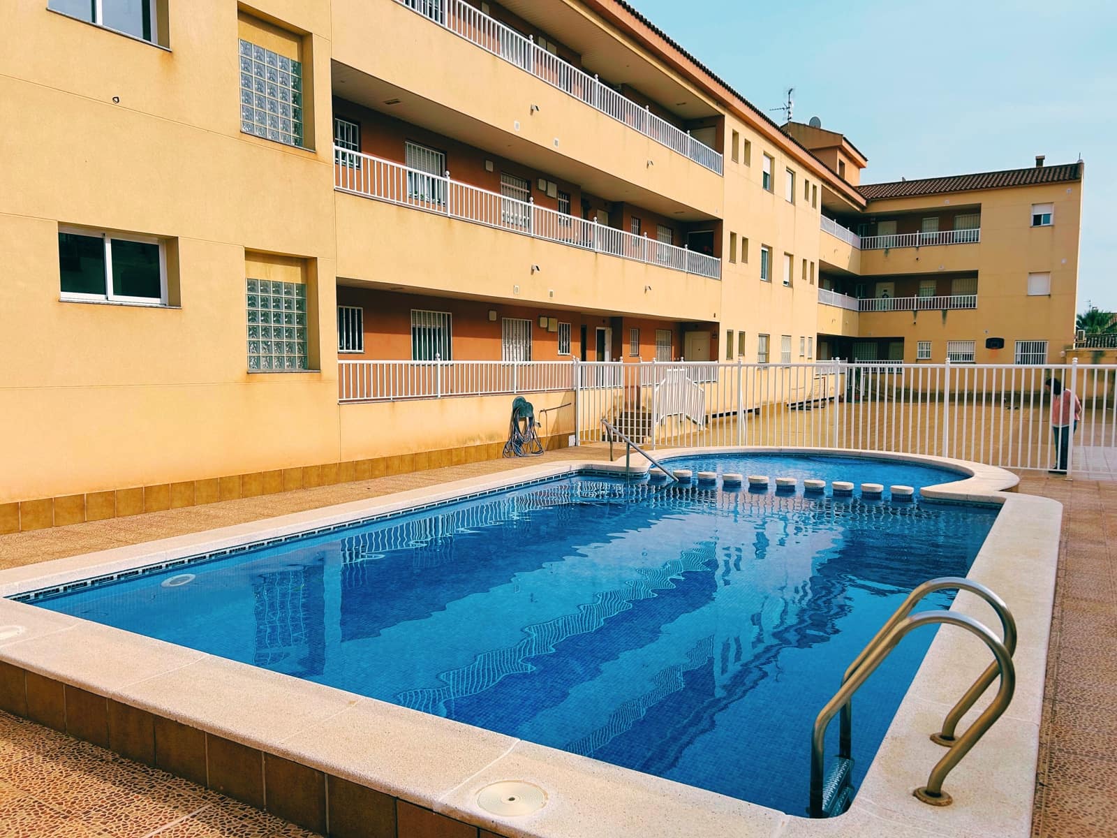 2 sypialnia Apartament przy plaży na sprzedaż w Los Alcazares z basenem garażem - 145 000 € (Ref: 9523697)