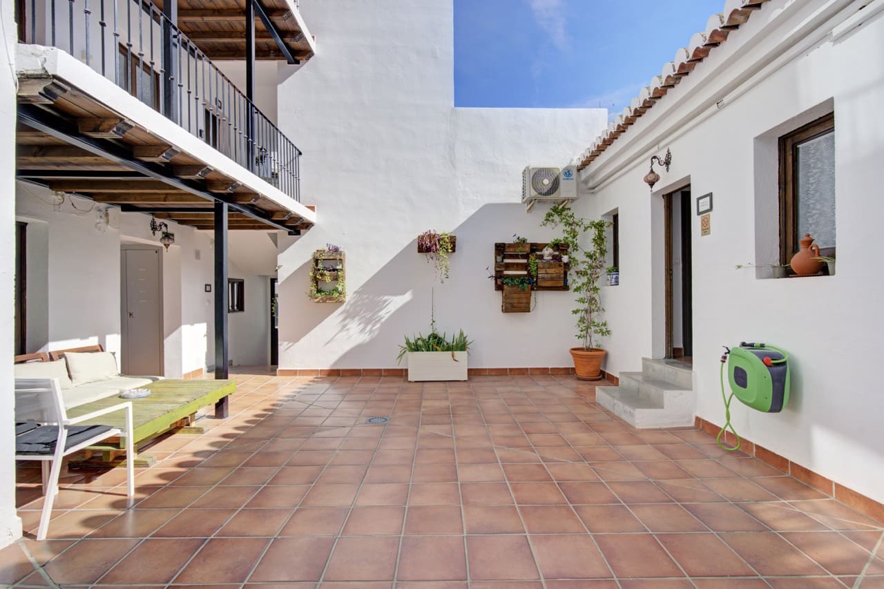 10 soveværelse Virksomhed til salg i Granada by - € 1.600.000 (Ref: 9393479)