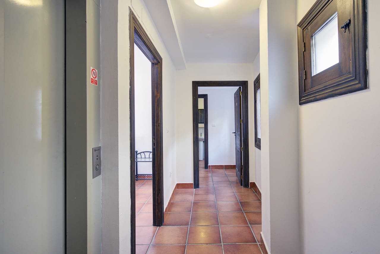 10 soveværelse Virksomhed til salg i Granada by - € 1.600.000 (Ref: 9393479)