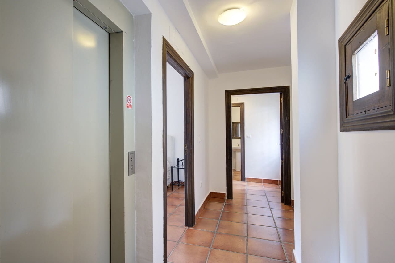 10 soveværelse Virksomhed til salg i Granada by - € 1.600.000 (Ref: 9393479)