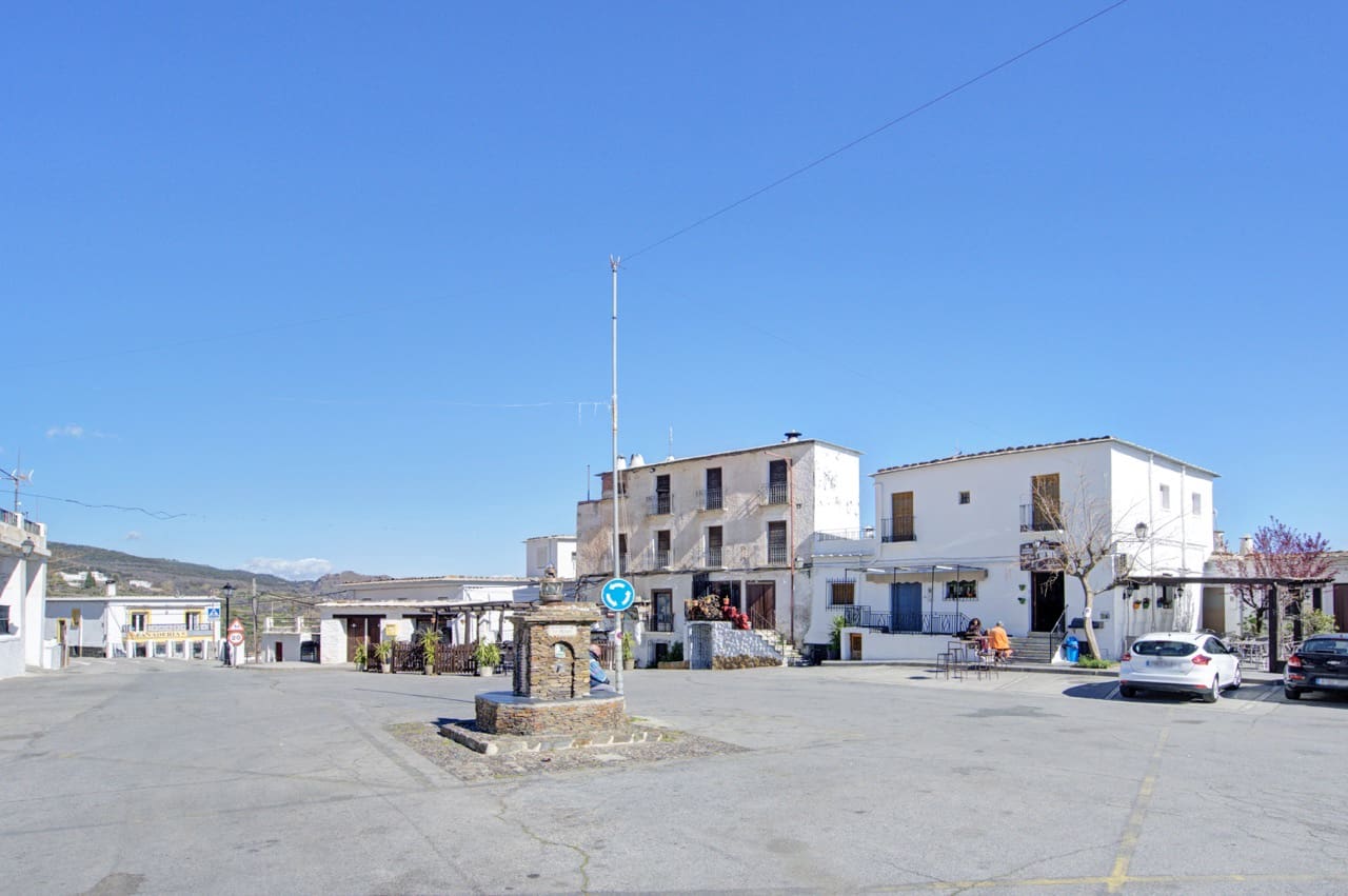 6 bedroom Townhouse for sale in La Taha with garage - € 129,900 (Ref: 9783482)