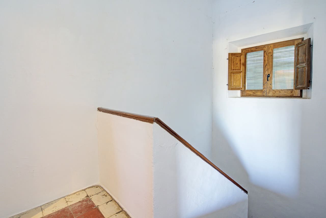 6 bedroom Townhouse for sale in La Taha with garage - € 129,900 (Ref: 9783482)