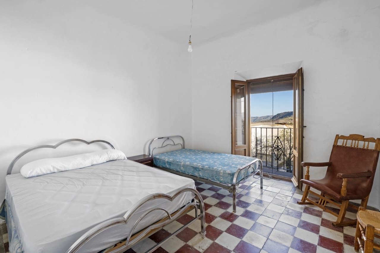 6 bedroom Townhouse for sale in La Taha with garage - € 129,900 (Ref: 9783482)